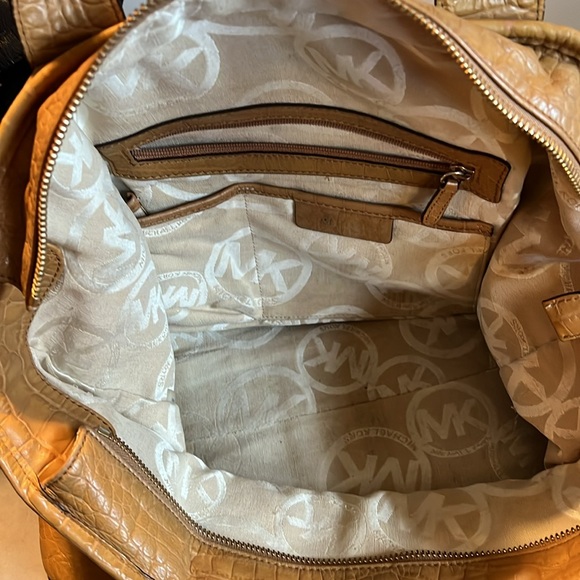 Gorgeous Leather Michael Kors Tote Bag - Picture 10 of 15